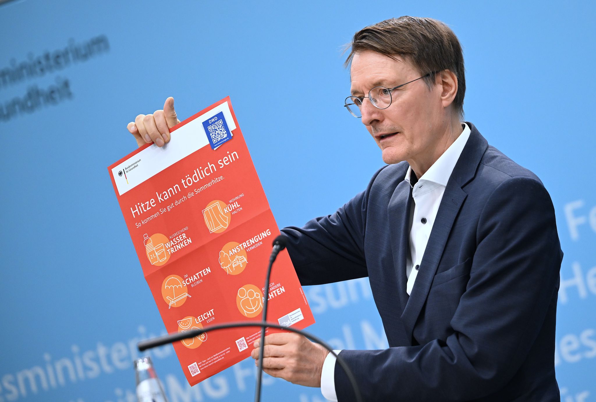 Bundesgesundheitsminister Karl Lauterbach stellt in Berlin den Hitzeschutzplan vor.
