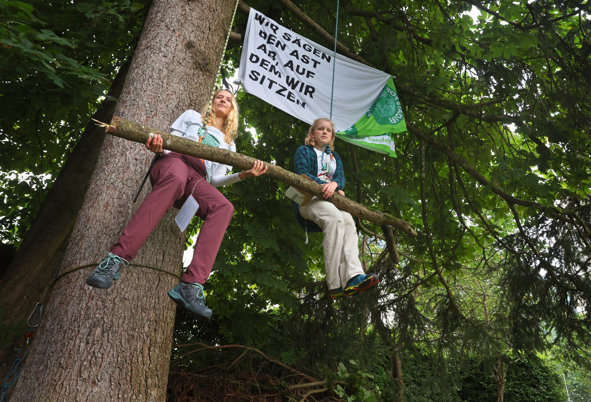 Mit ihrer Aktion wollen die Aktivistinnen Anna Lena Hummler (l) und Marie Glocker (r) auf die Bedrohung durch den Klimawandel aufmerksam machen.