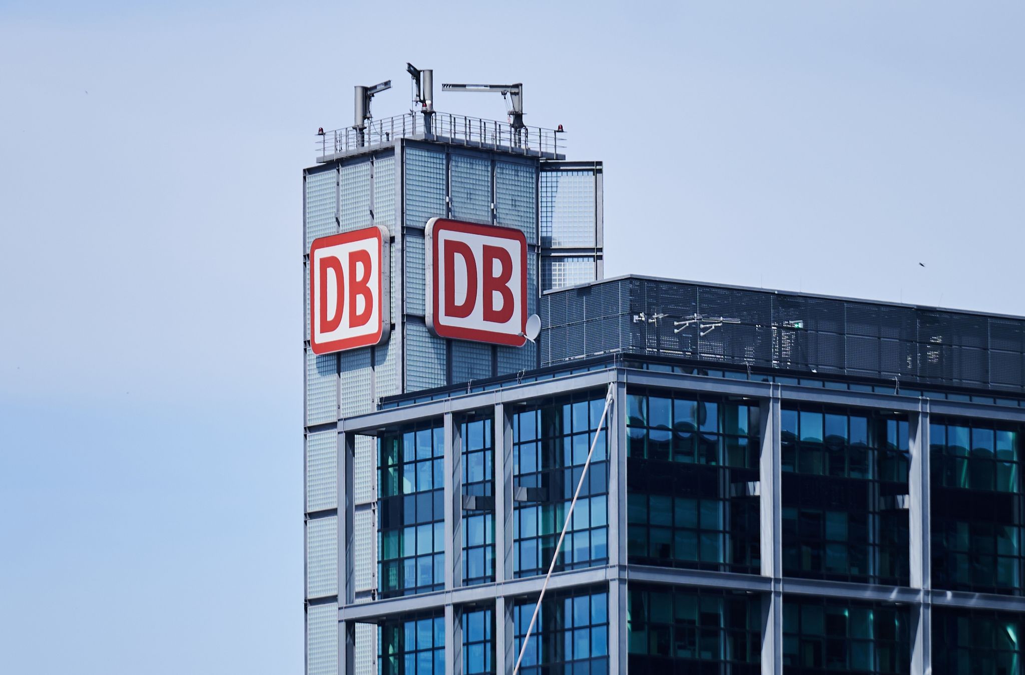 Das «DB»-Logo auf dem Turm am Hauptbahnhof Berlin: Um weitere Mittel zur Sanierung des Schienennetzes zu mobilisieren, prüft die Bundesregierung eine Aufstockung des Eigenkapitals bei der Bahn.