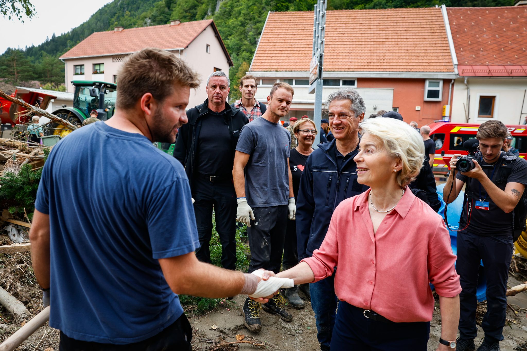 EU-Kommissionspräsidentin Ursula von der Leyen besucht ein Katastrophengebiet in Slowenien.