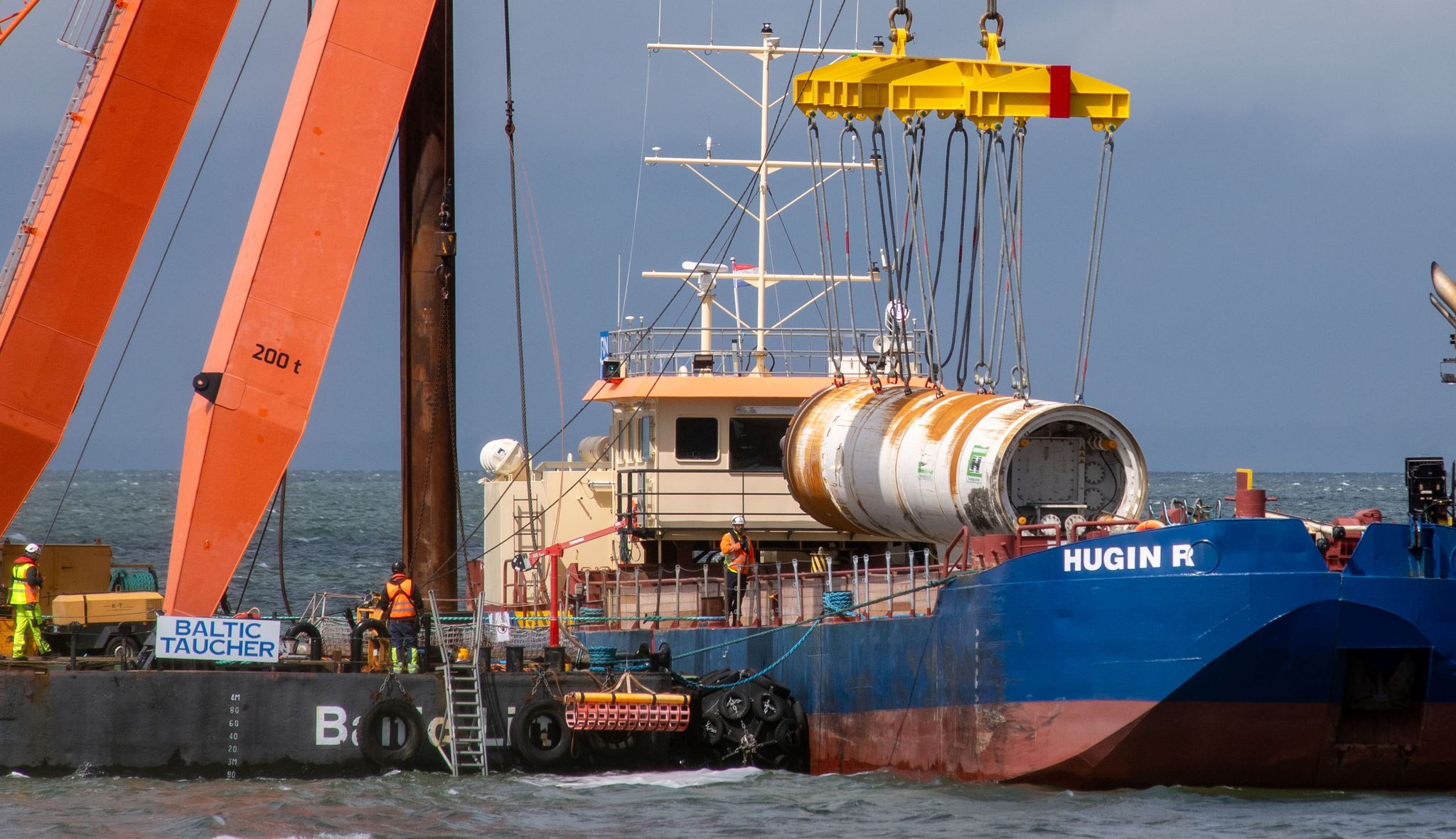 Mit dem Kranschiff «Baltic Lift» wird im Greifswalder Bodden eine Tunnelbohrmaschine vom Meeresboden gehoben.