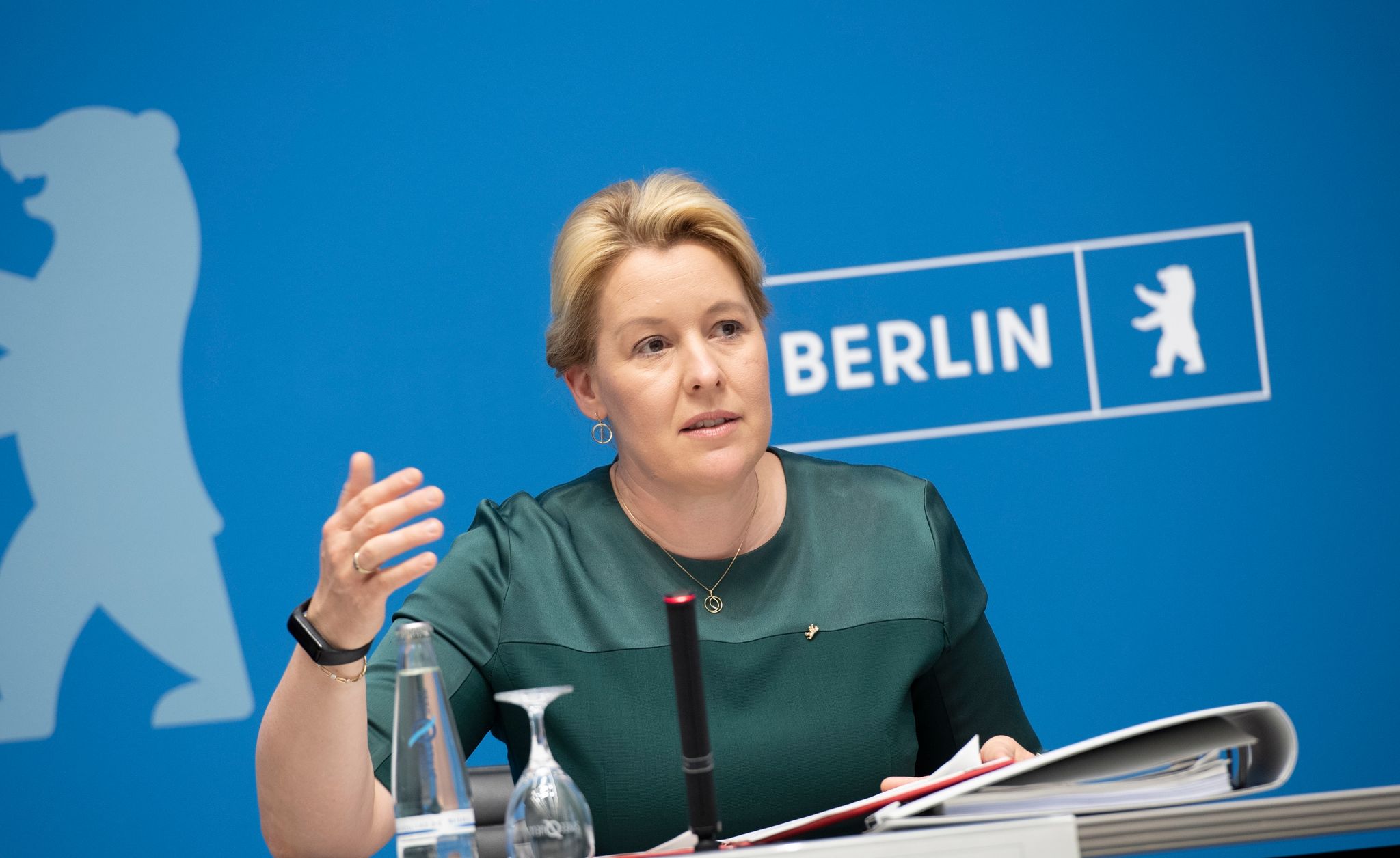 Wirtschaftssenatorin Franziska Giffey (SPD)spricht zu Journalisten.