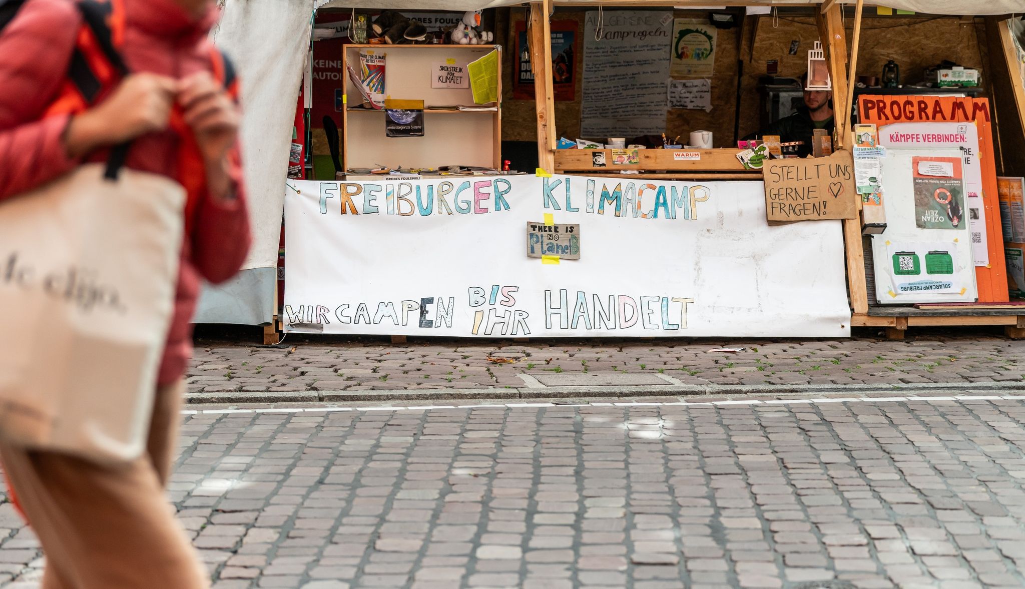 Das Freiburger Klimacamp auf dem Rathausplatz soll nach dem Willen der Stadt schrumpfen und dem Weihnachtsmarkt im Advent sogar vollständig Platz machen.