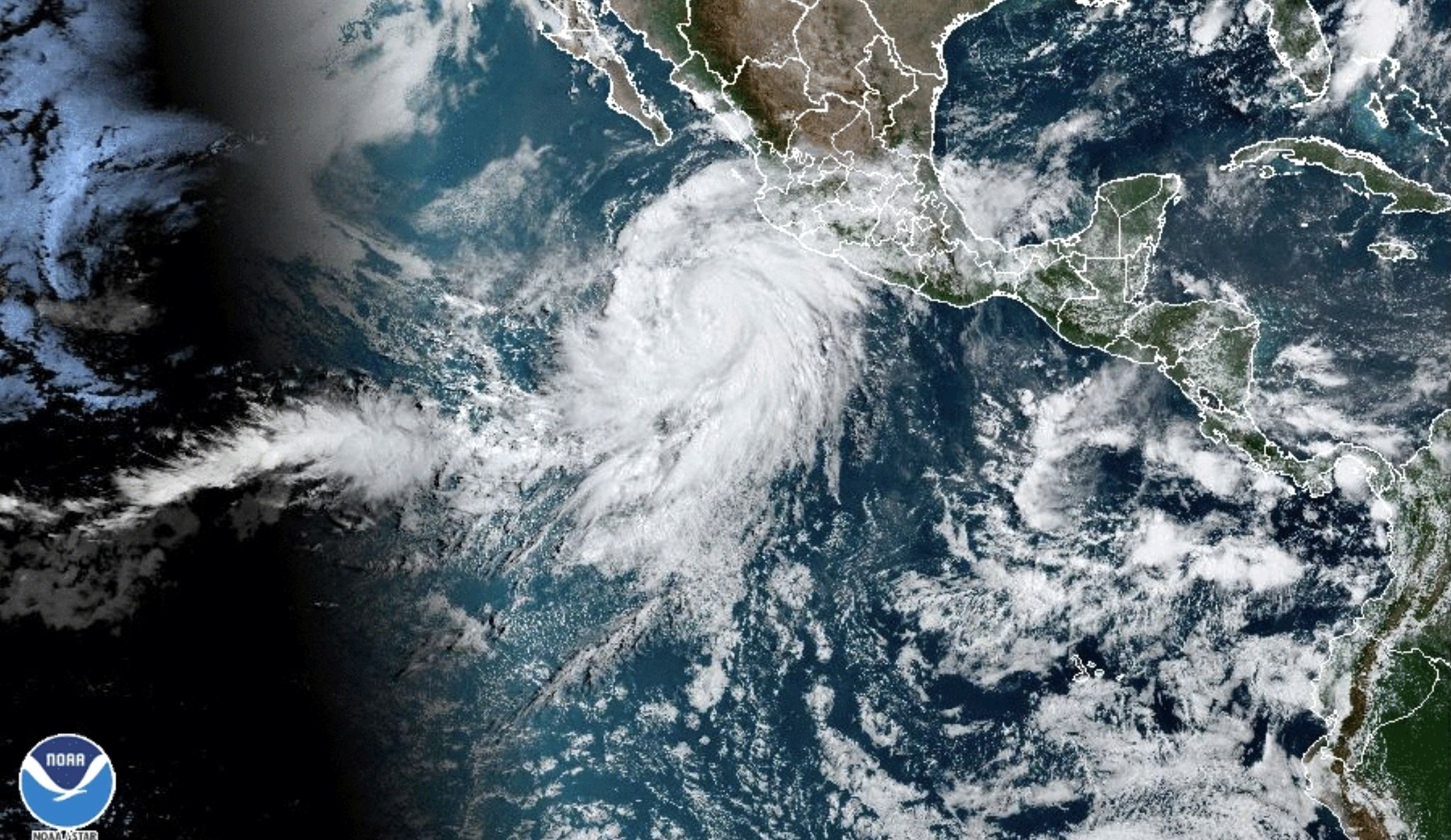 Dieses von der National Oceanic and Atmospheric Administration (NOAA) zur Verfügung gestellte Satellitenbild zeigt den Hurrikan «Hilary» vor der Pazifikküste Mexikos.