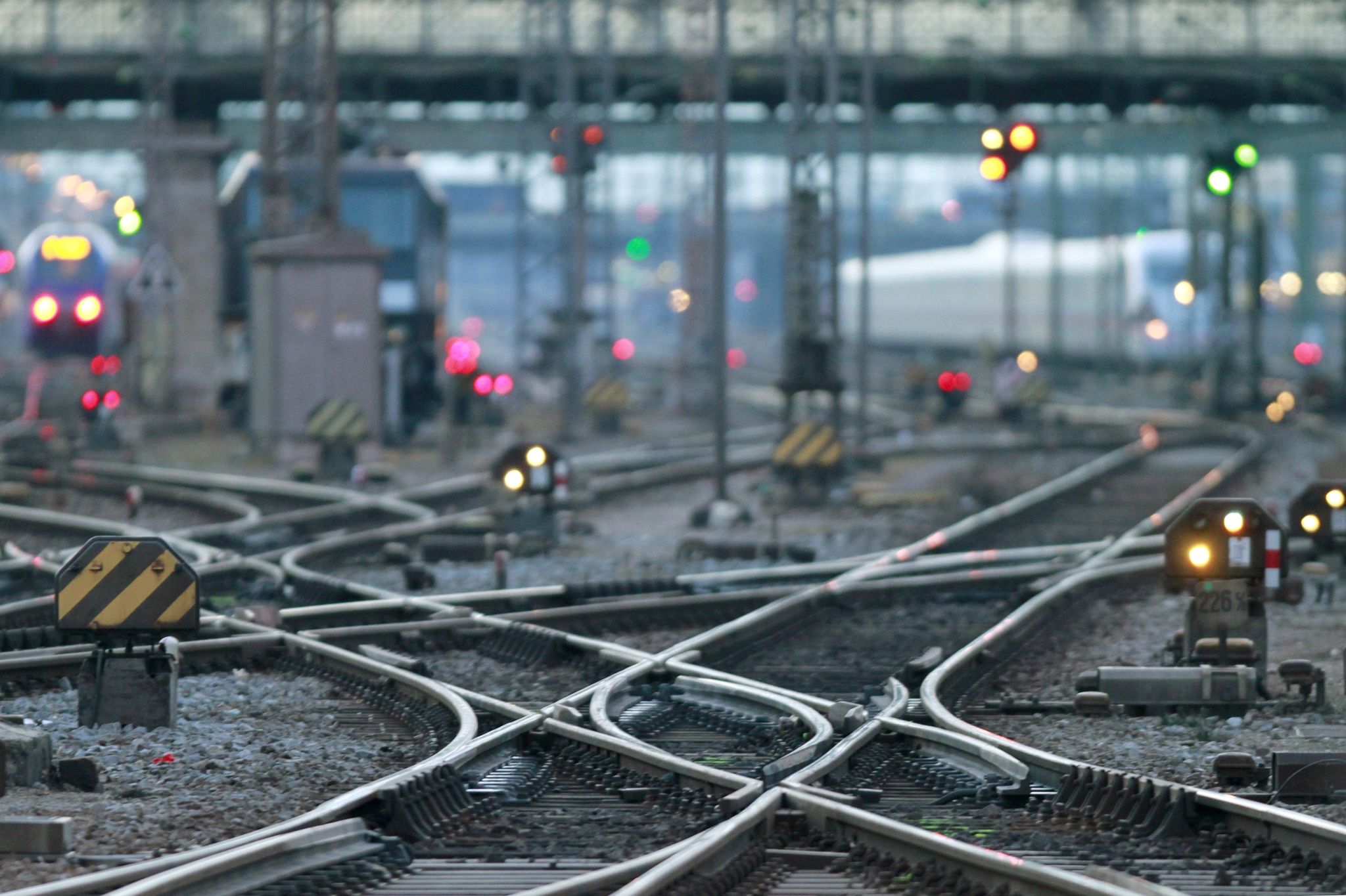 Unterwegs auf Gleisen: Wer sich für den Zug entscheidet, muss nicht zwingend langsam unterwegs sein. Einen Überblick über Distanzen und Reisedauern bietet "Chronotrains.com".