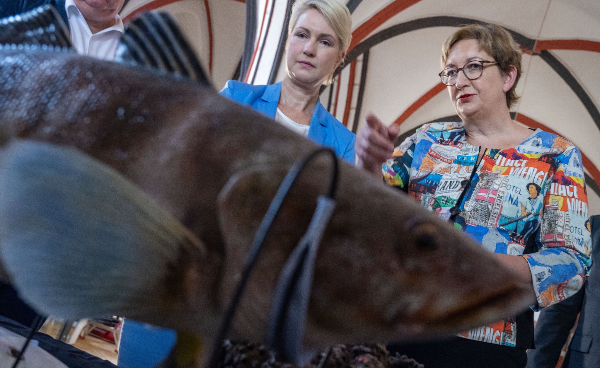 Klara Geywitz (SPD,r) und Manuela Schwesig (SPD) besuchen die Baustelle des Meeresmuseums.