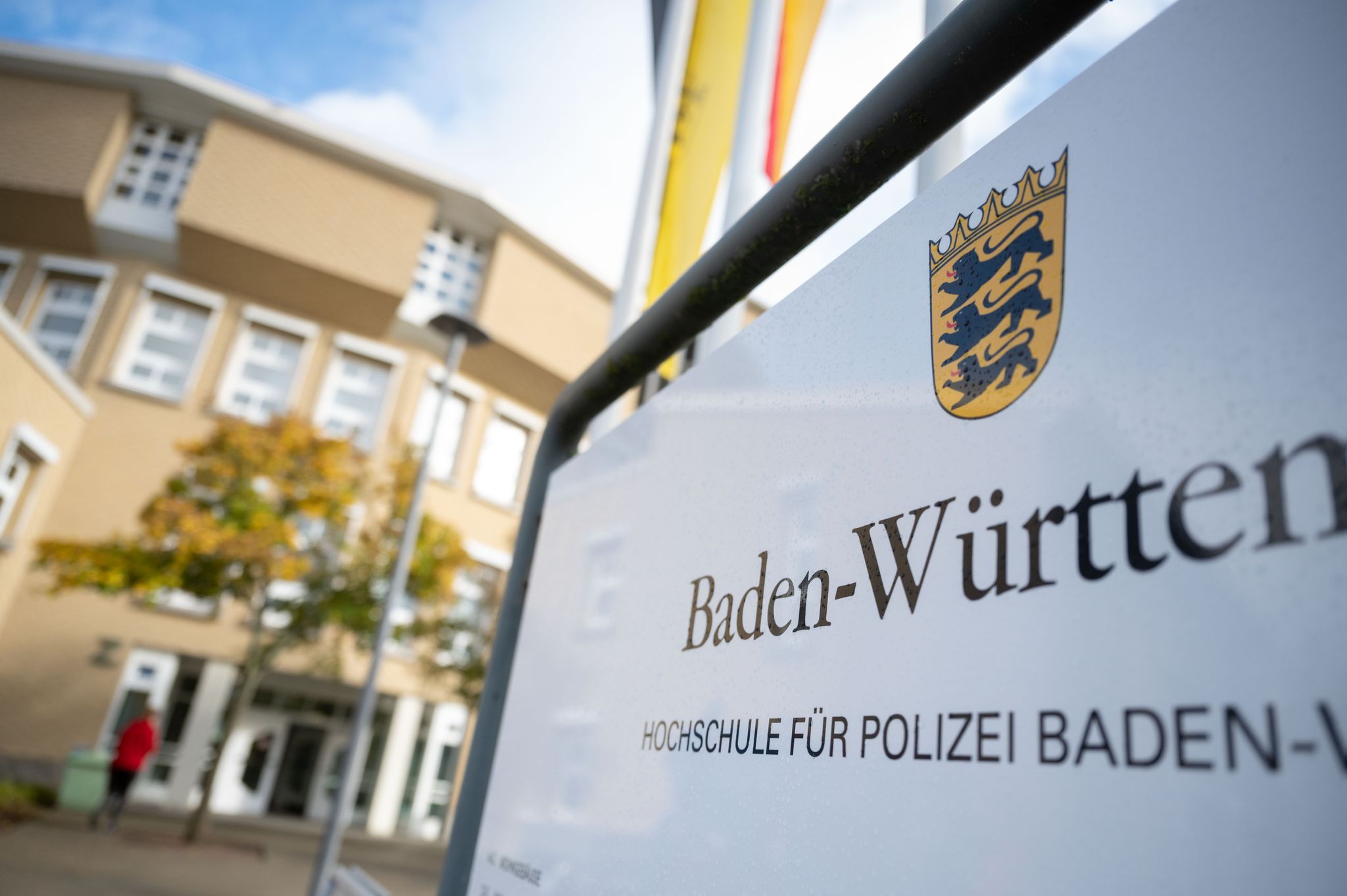 Ein Schild steht auf dem Campus der Hochschule für Polizei Baden-Württemberg.