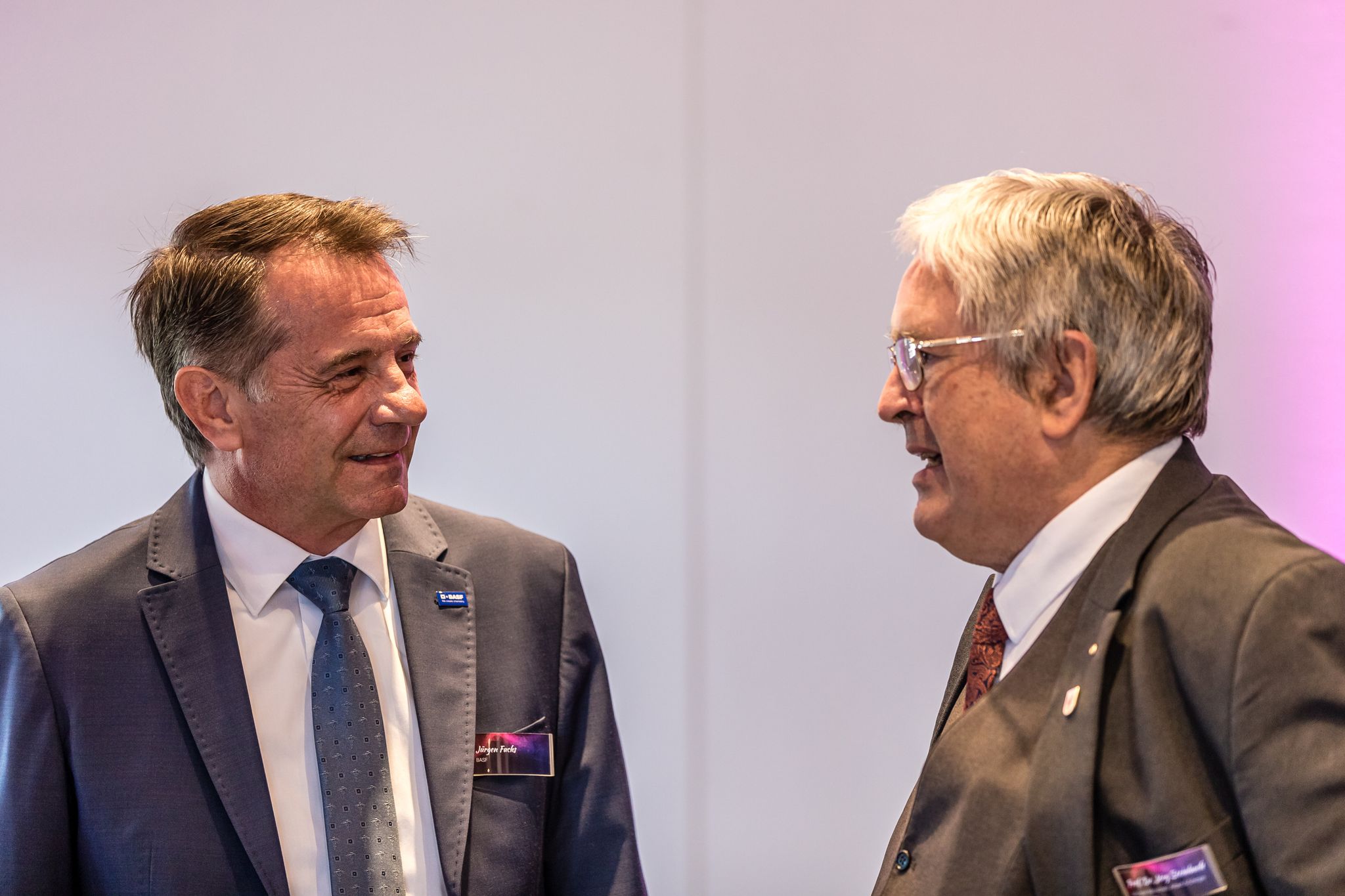 Jörg Steinbach (SPD, r), Minister für Wirtschaft, Arbeit und Energie, steht vor der Eröffnungsveranstaltung einer Luftzerlegungsanlage des Unternehmens Air Liquide im Gespräch mit Jürgen Fuchs, Vorsitzender der Geschäftsführung BASF Schwarzheide GmbH.