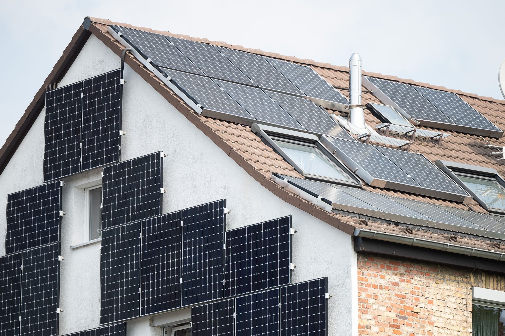 Solarpanele sind an der Fassade und auf dem Dach eines Hauses in Frankfurt befestigt.