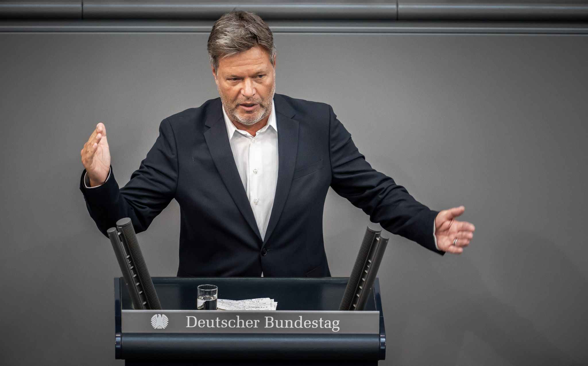 Bundeswirtschaftsminister Robert Habeck (Bündnis 90/Die Grünen) spricht im Bundestag.