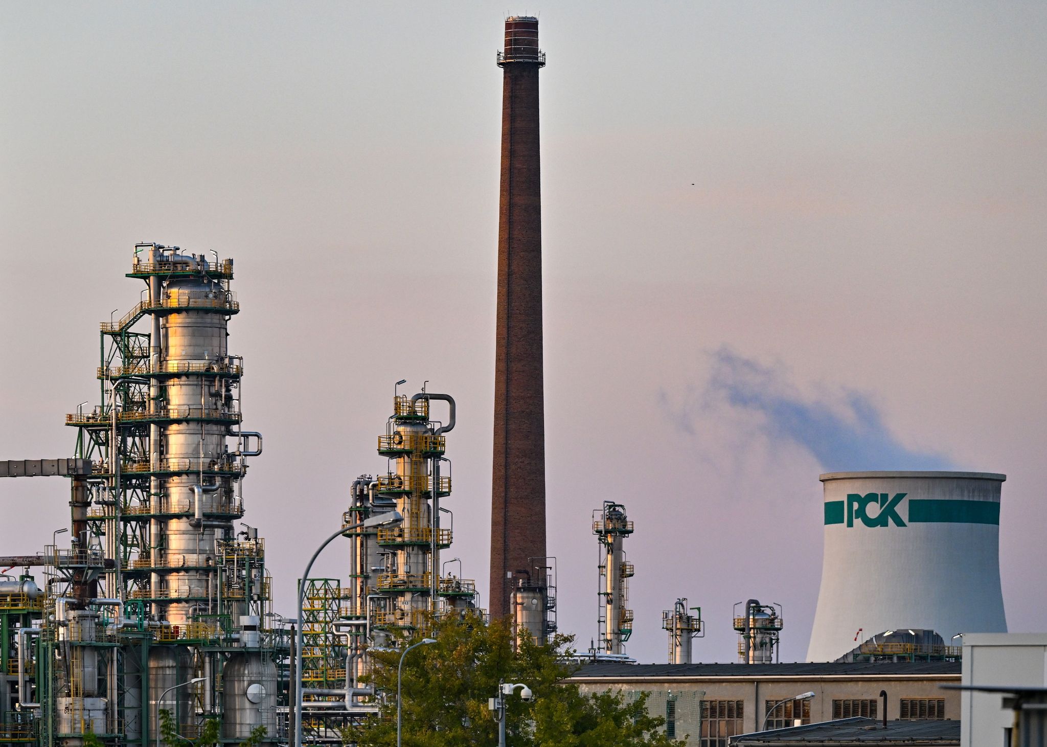 Die Raffinerie in Schwedt in der Uckermark versorgt große Teile des Nordostens Deutschlands mit Treibstoff.