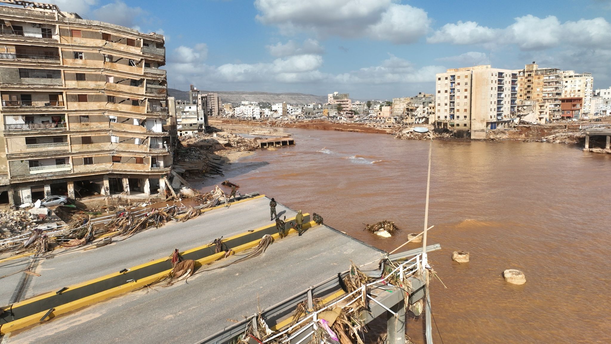 Straßen sind nach Überschwemmungen in Libyen zerstört.