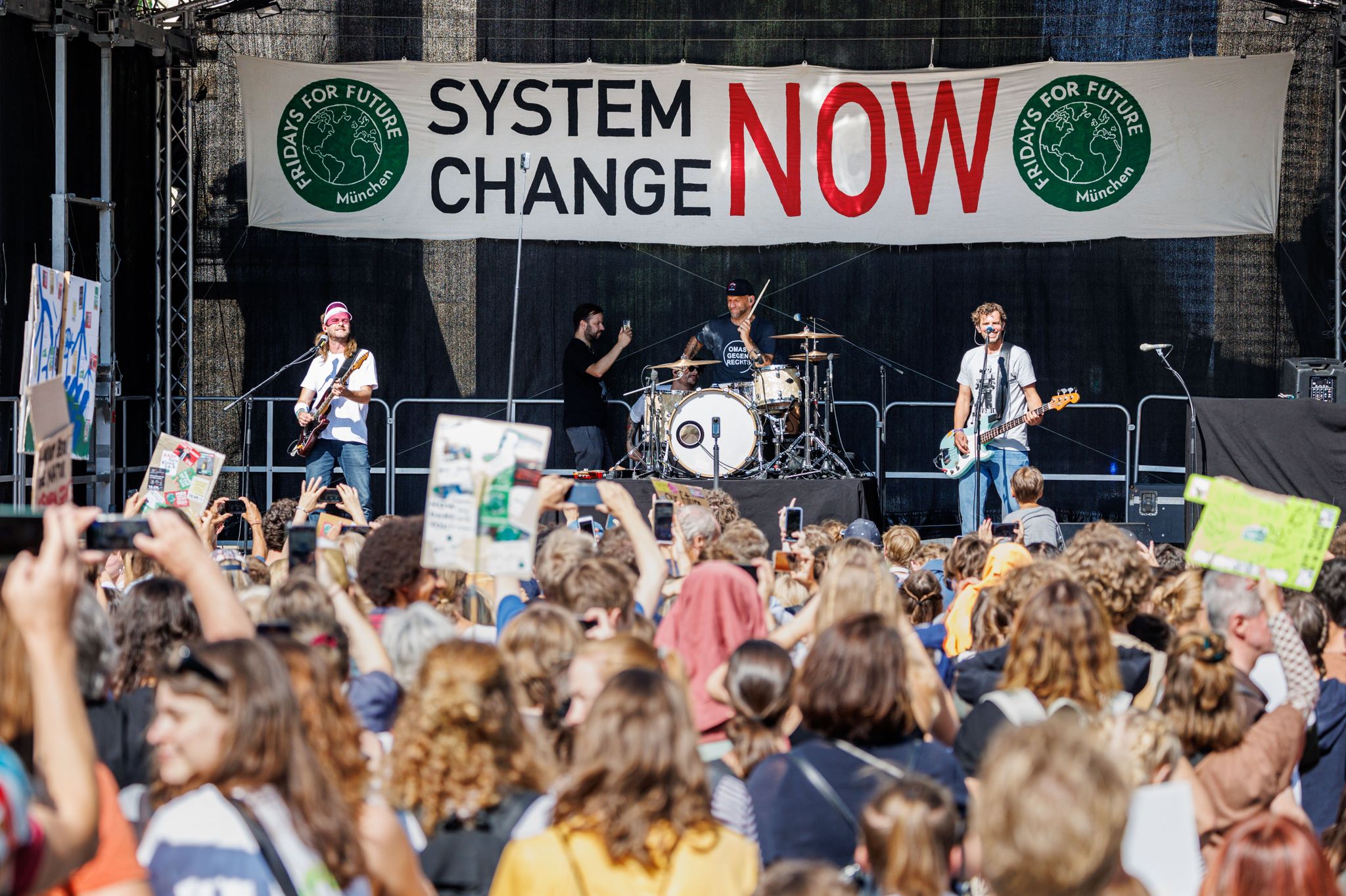 Die Indie-Rock-Gruppe Sportfreunde Stiller spielt während einer Demonstration der Klimaschutzbewegung Fridays for Future.
