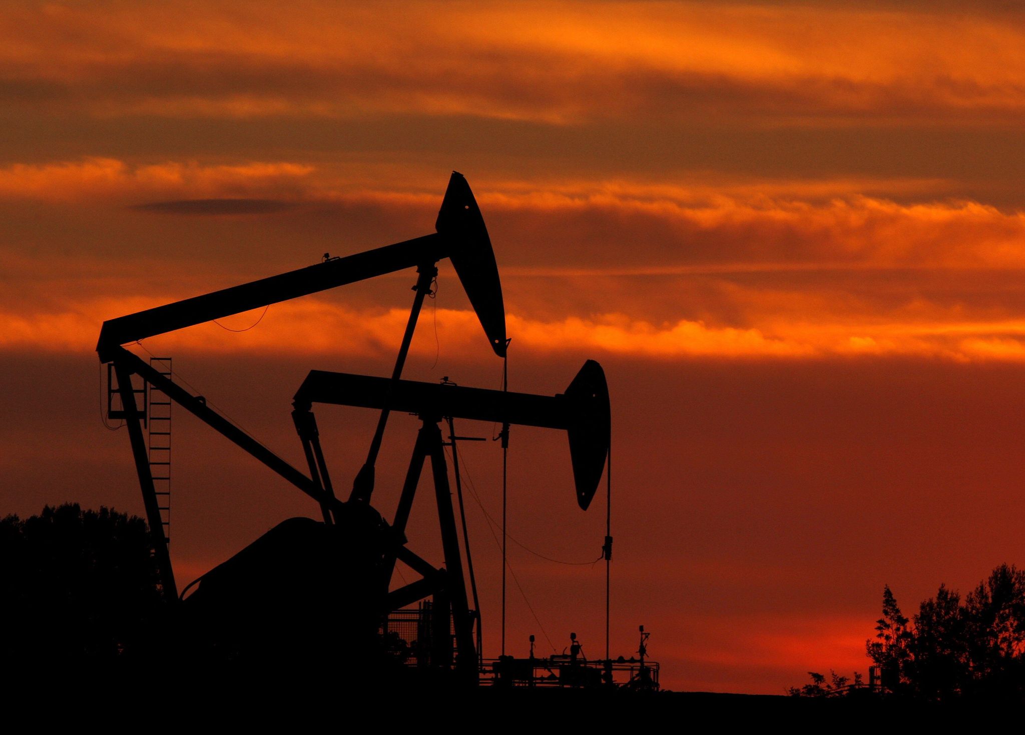 Ölpumpen stehen im Sonnenuntergang auf einem Ölfeld bei Los Angeles. (Archivbild)