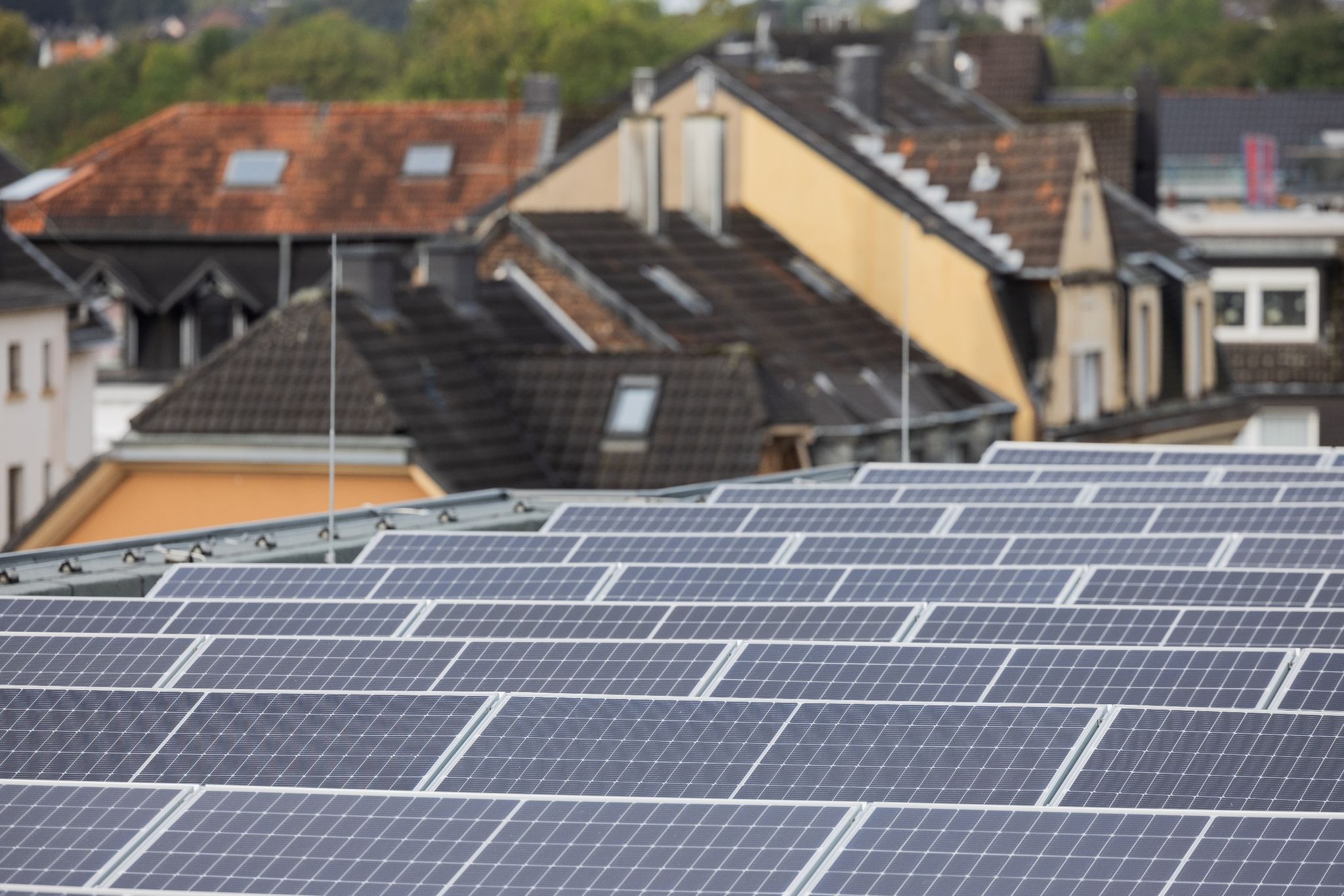 Photovoltaikanlagen sind auf dem Dach der sogenannten „Klimaschutzsiedlung“ angebracht.