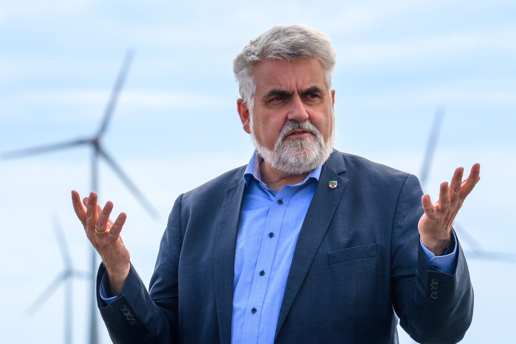 Armin Willingmann (SPD), Energieminister des Landes Sachsen-Anhalt, steht in einem Windpark.