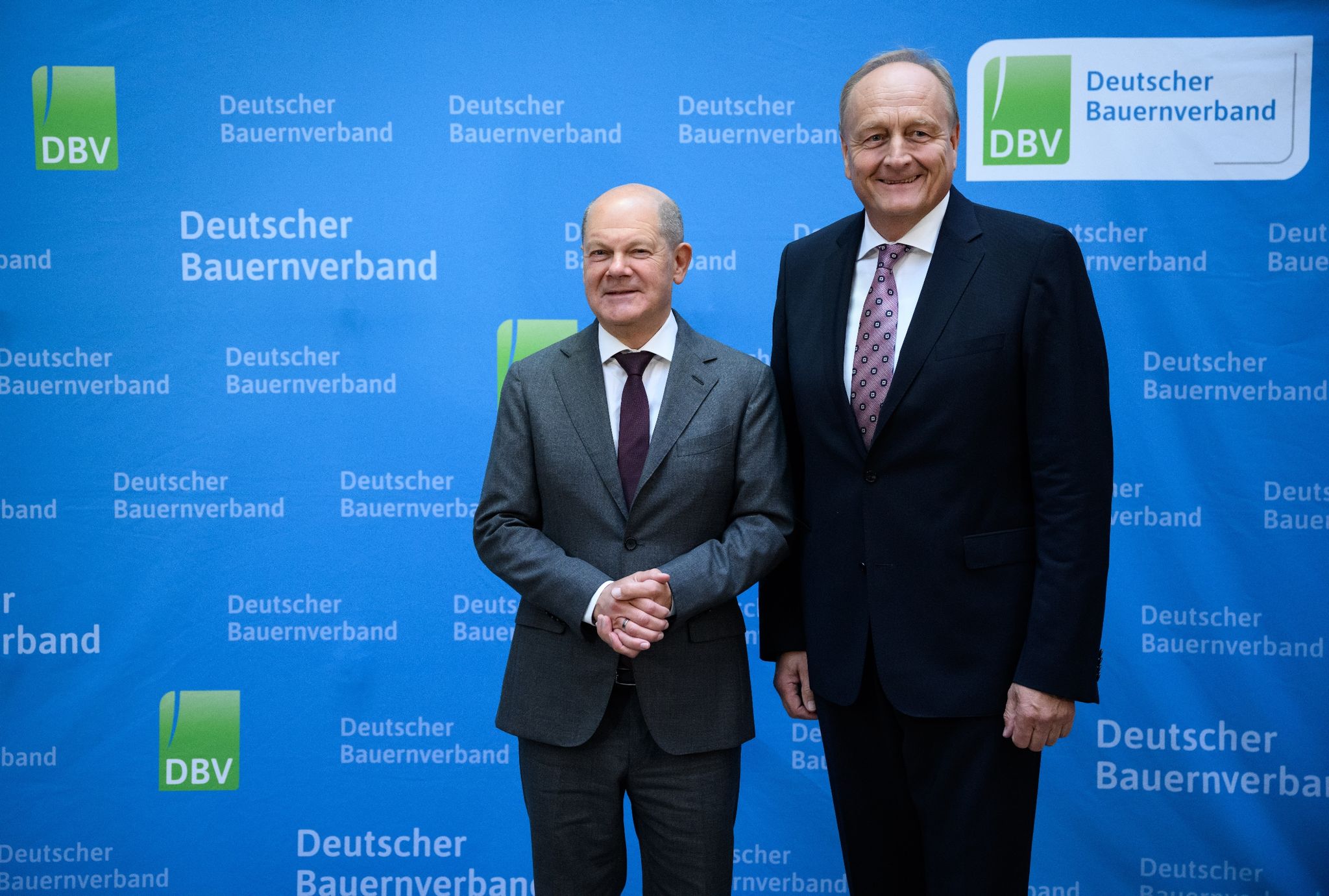 Joachim Rukwied (r), Präsident des Deutschen Bauernverbandes, begrüßt Bundeskanzler Olaf Scholz (SPD) beim Festakt zu 75 Jahren Deutscher Bauernverband.