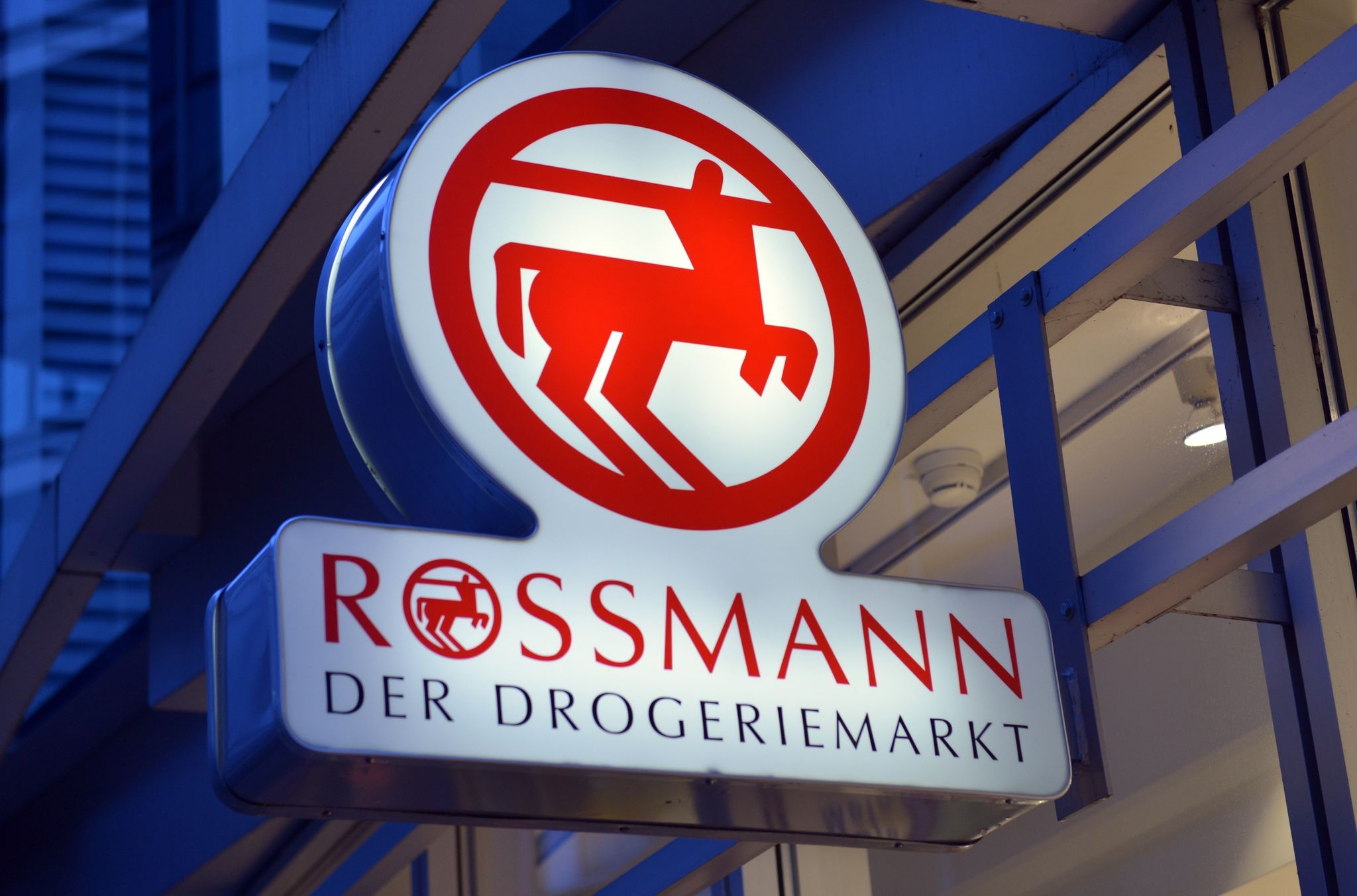 Ein Schild mit der Aufschrift "Rossmann - Der Drogeriemarkt".