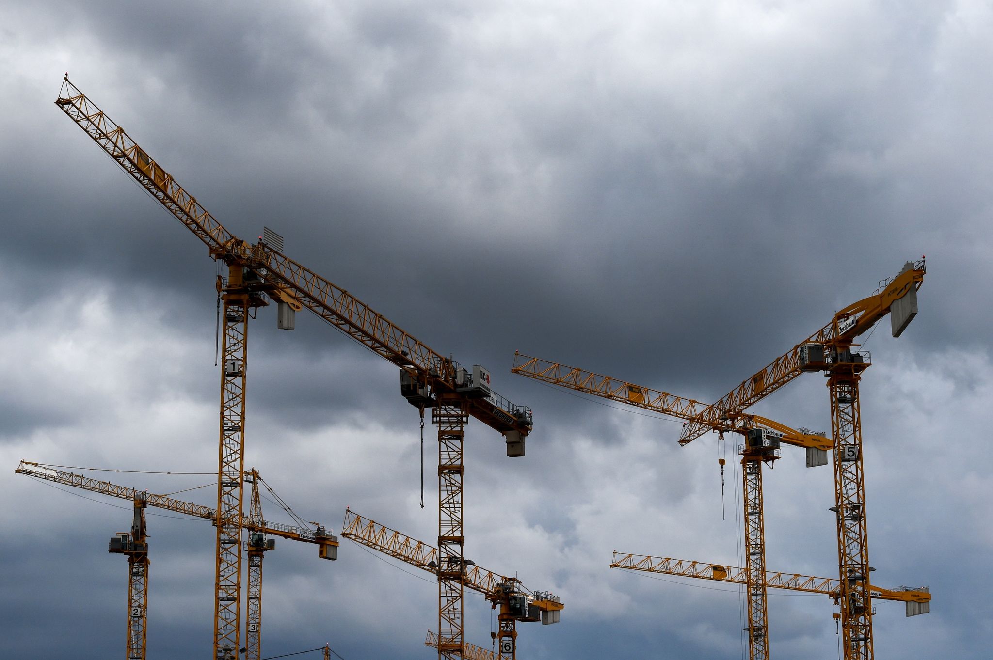 Dunkle Wolken ziehen über die Kräne auf einer Baustelle. «Alle Indikatoren am Bau zeigen deutlich nach unten, eine Trendwende ist nicht in Sicht», stellt die Bauindustrie fest.