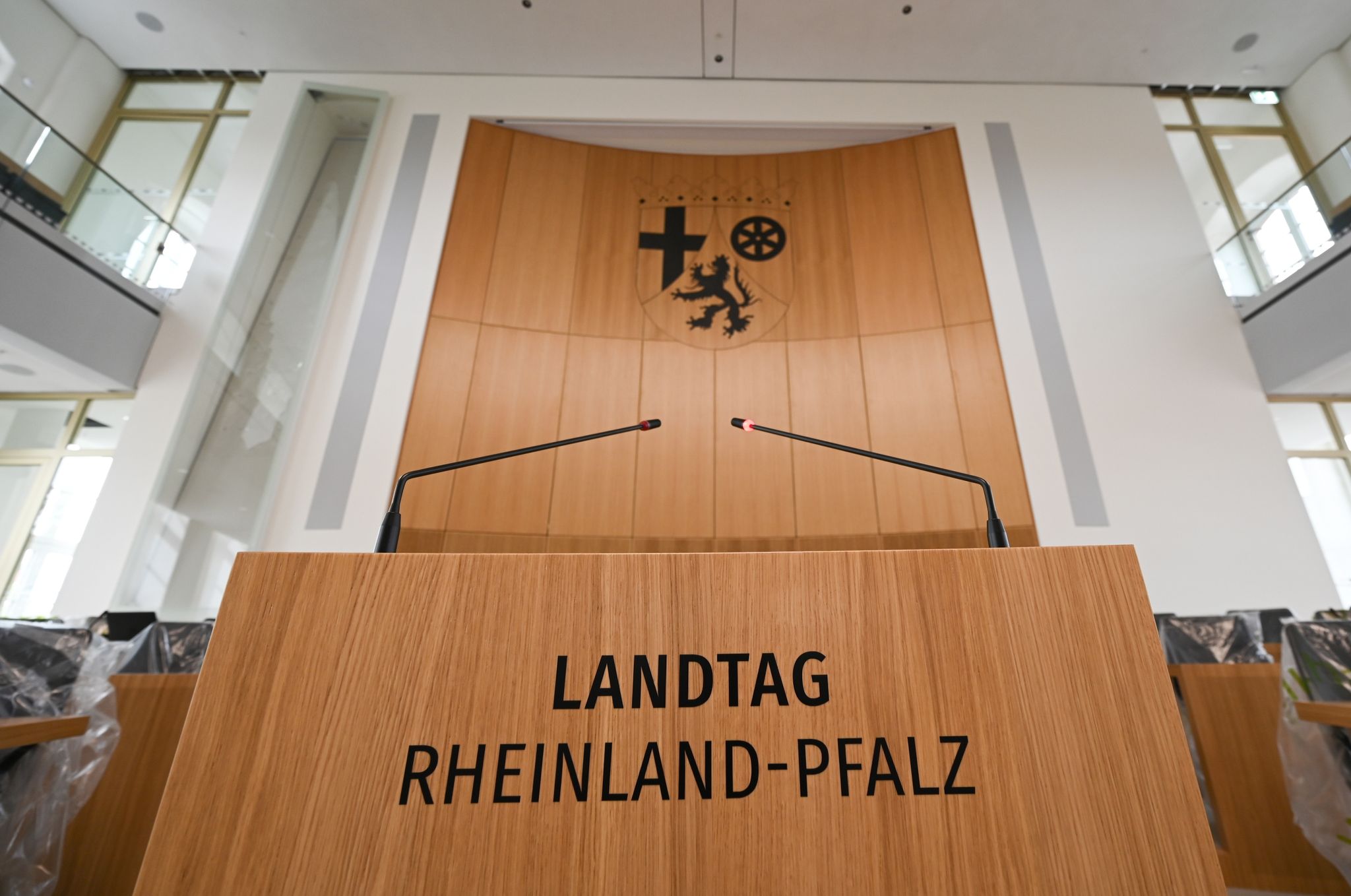 Der Schriftzug "Landtag Rheinland-Pfalz" prangt im Plenarsaal im Landtag von Rheinland-Pfalz.