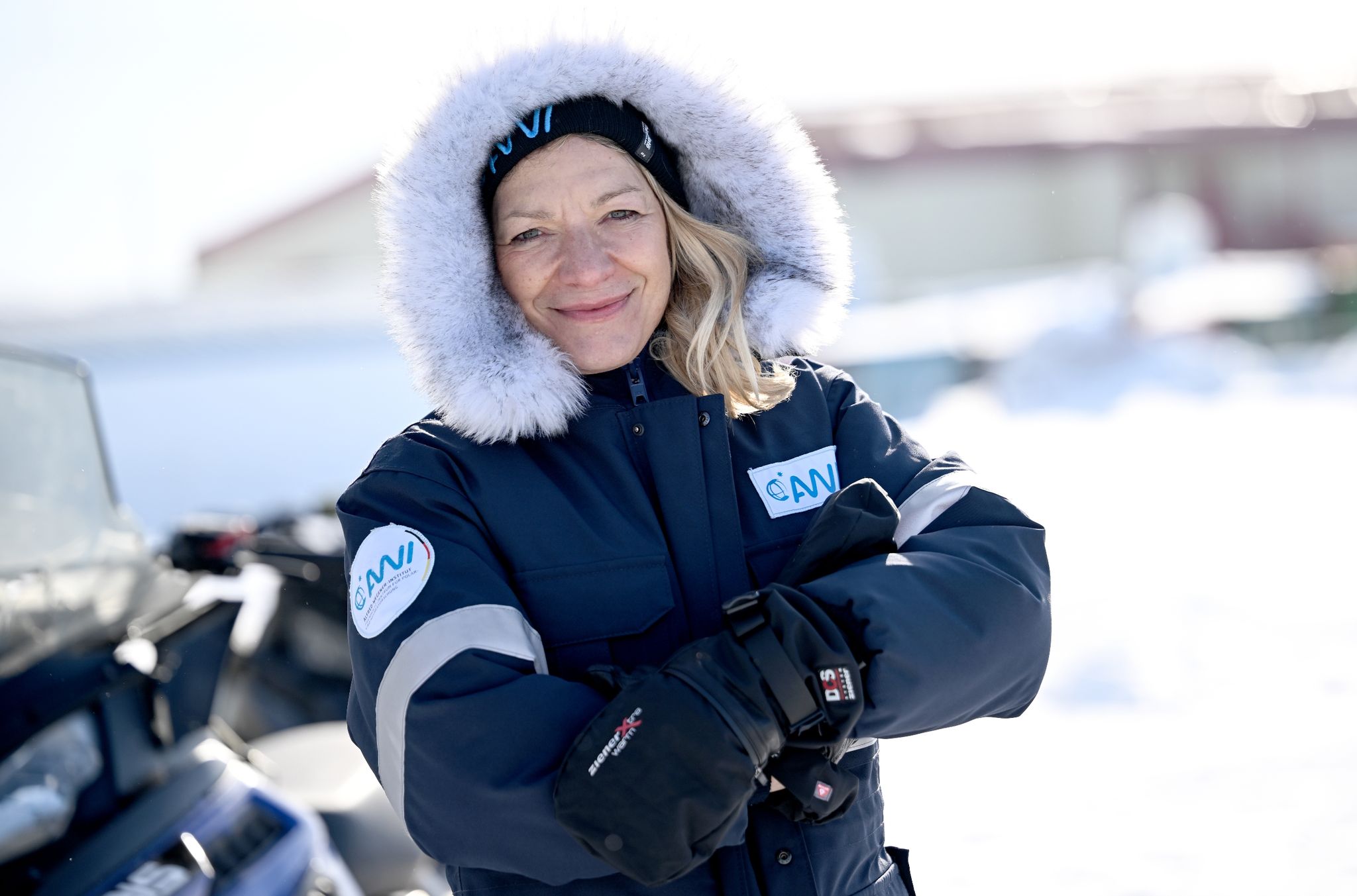 Antje Boetius, Meeresbiologin und Leiterin des Alfred-Wegener-Instituts in Bremerhaven, steht in Tuktoyaktuk in der Arktis.