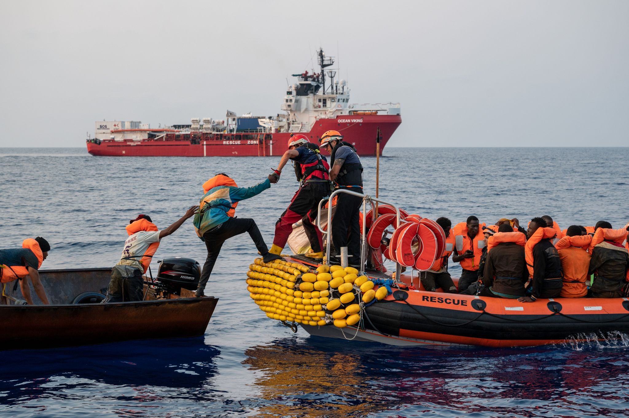 Seenotretter der europäischen Hilfsorganisation SOS Méditerranée retten schiffbrüchige Migranten.