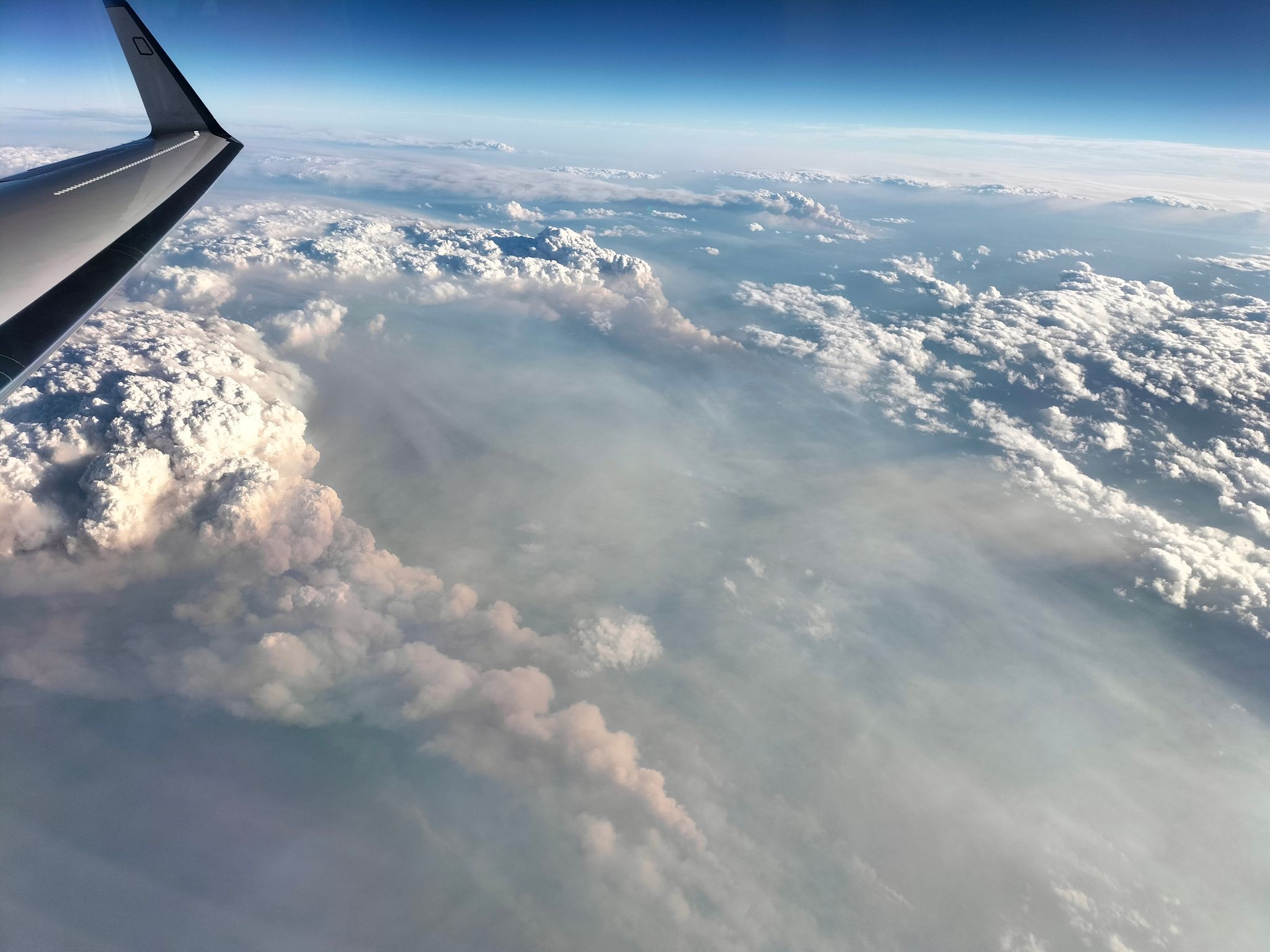 Ein Forschungsflugzeug überflieft im Rahmen des Projekts «PHILEAS» ein Waldbrandgebiet in Kanada.