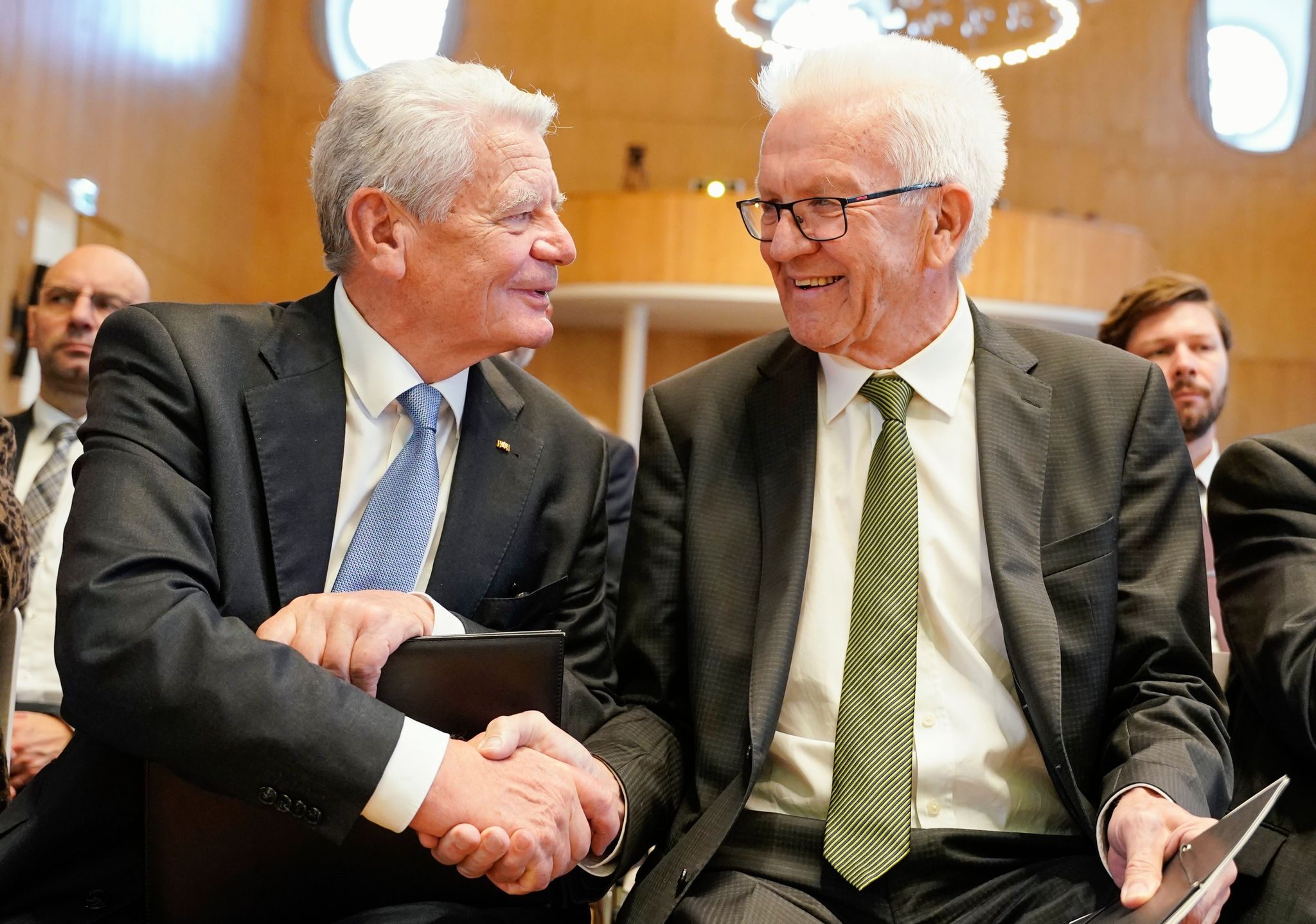 Winfried Kretschmann (r) und Joachim Gauck, ehemaliger Bundespräsident.