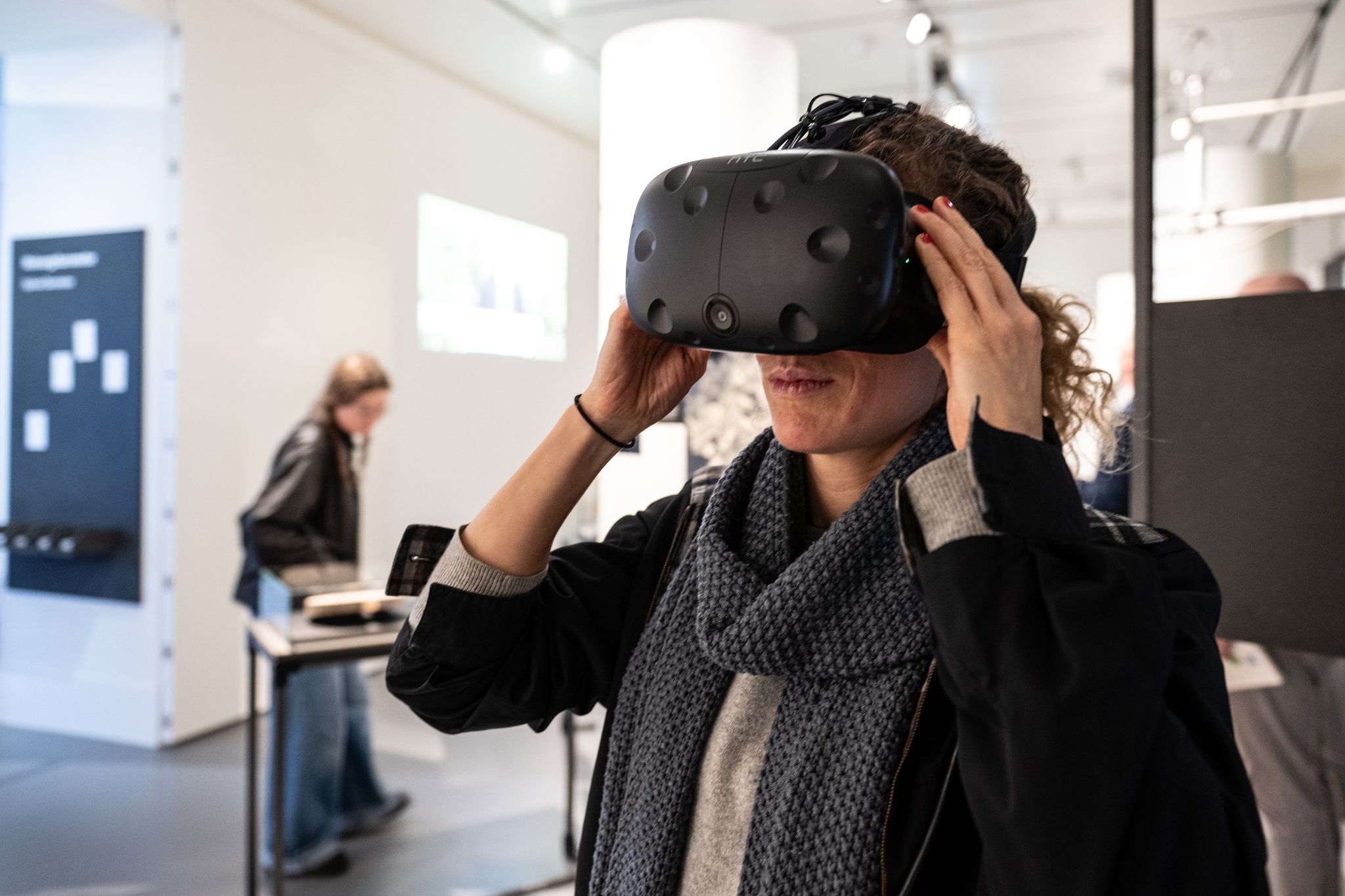 Eine Besucherin steht mit einer 3D-Brille in der Sonderausstellung «Digitaler Wald» im Forum Wissen.