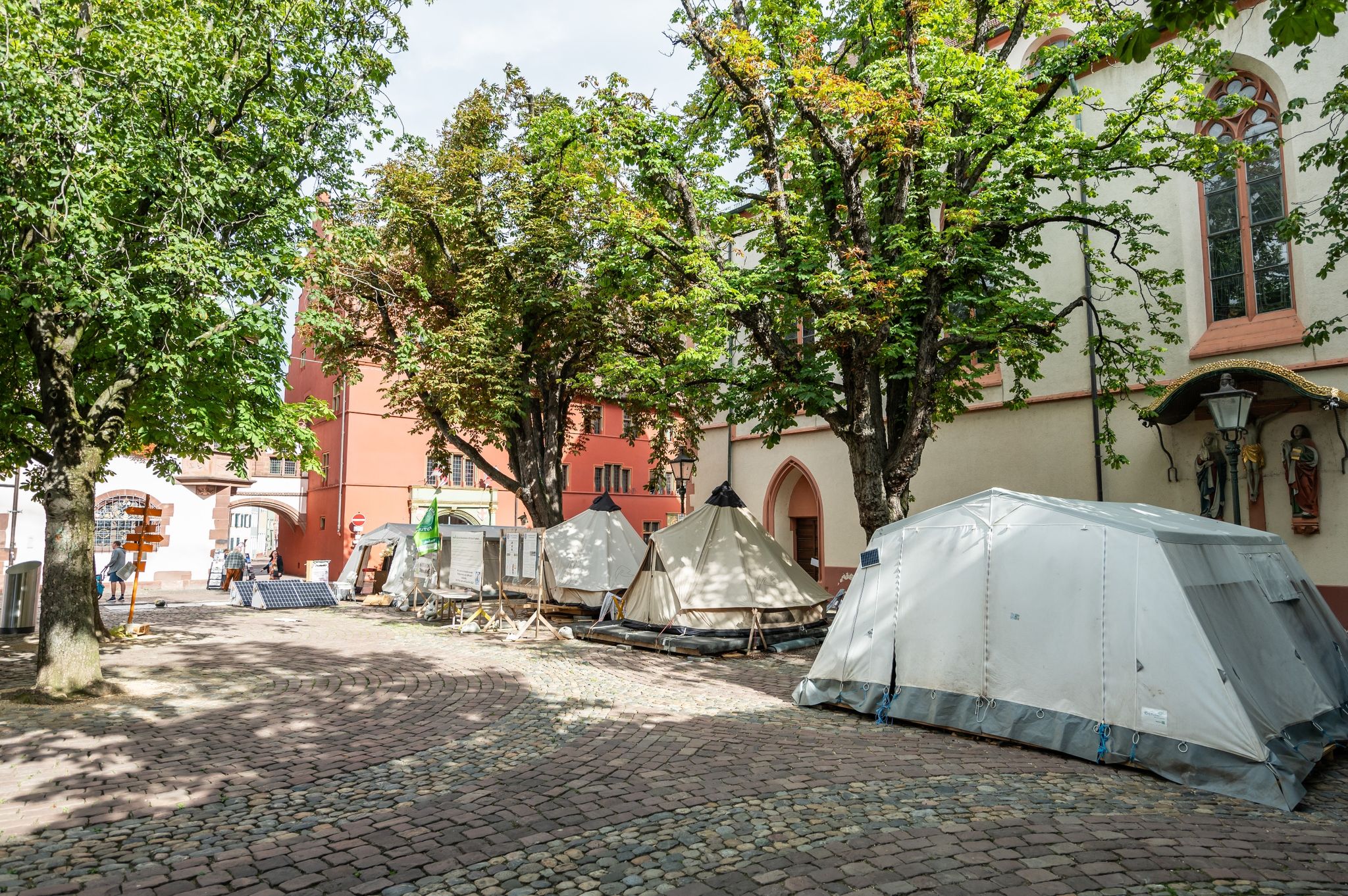 Das Klimacamp in der Freiburger Innenstadt muss für den Weihnachtsmarkt vorübergehend abgebaut werden.