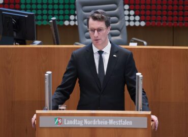 Der Nordrhein Westfälichen Ministerpräsident Hendrik Wüst spricht bei einem Termin.