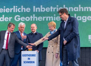 Bundeskanzler Olaf Scholz (SPD, M) beim Start der Geothermieanlage in Schwerin im vergangenen April.
