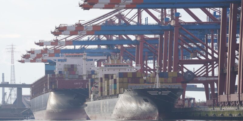 Containerschiffe werden am Eurogate Container Terminal im Hamburger Hafen abgefertigt.