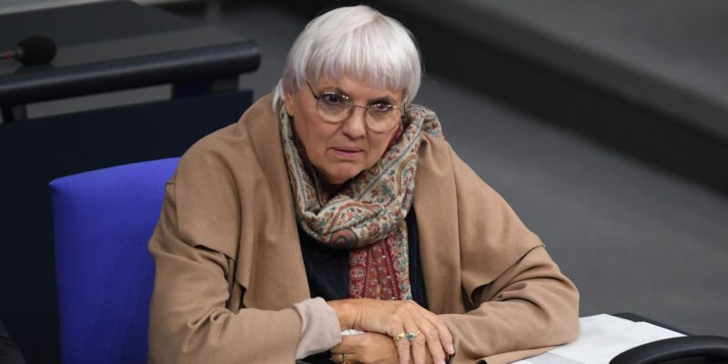 Claudia Roth, Staatsministerin für Kultur und Medien, sitzt im Plenum des Deutschen Bundestages.