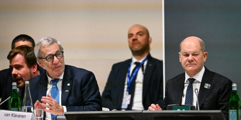 Bundeskanzler Olaf Scholz (r, SPD) und Alberto van Klaveren Stork (3.v.l), Außenminister von Chile, sitzen während der Weltklimakonferenz der Vereinten Nationen bei der Veranstaltung «Climate Club Full Launch».